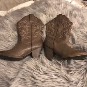 Healed cowgirl boots